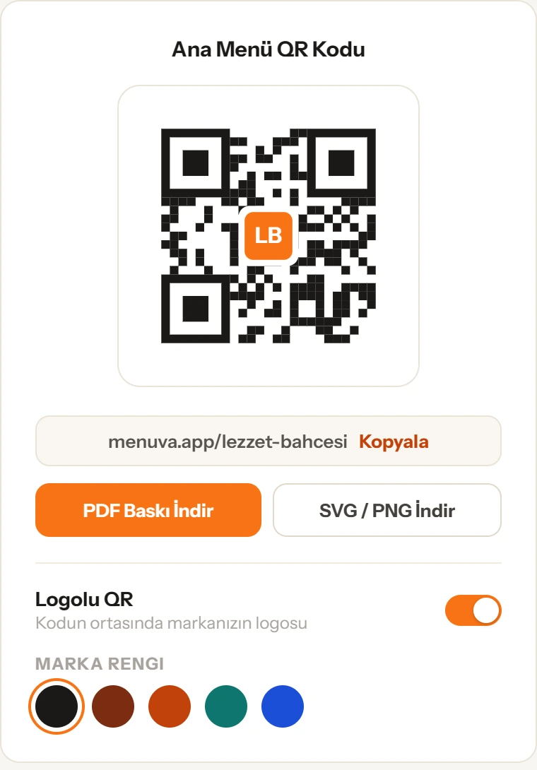 QR stüdyosunda logolu ana menü QR kodu, PDF ve SVG indirme seçenekleri, marka rengi ayarı